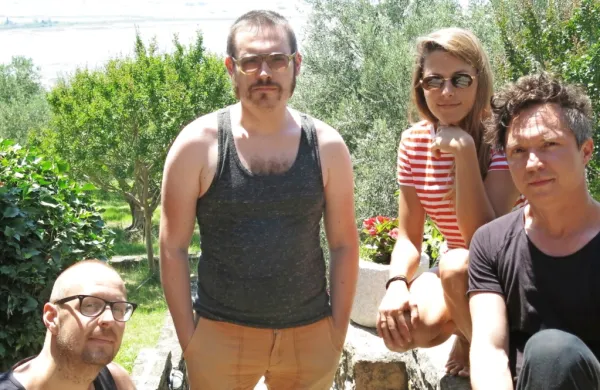 AKA Neomi smo ujeli med julijskimi delovnimi počitnicami  v 
Parecagu, kjer so nastale nekatere nove skladbe, ki bodo zaživele 
tudi nocoj na postojnskem odru festivala Zmaj 'ma mlade.