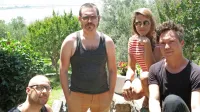 AKA Neomi smo ujeli med julijskimi delovnimi počitnicami  v 
Parecagu, kjer so nastale nekatere nove skladbe, ki bodo zaživele 
tudi nocoj na postojnskem odru festivala Zmaj 'ma mlade.