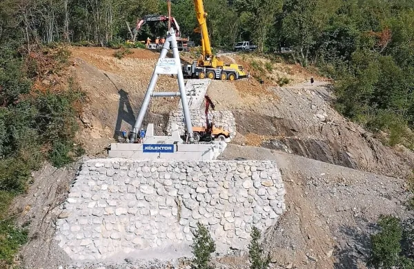 Začeli bodo &ldquo;plesti&rdquo; brv čez Sočo
