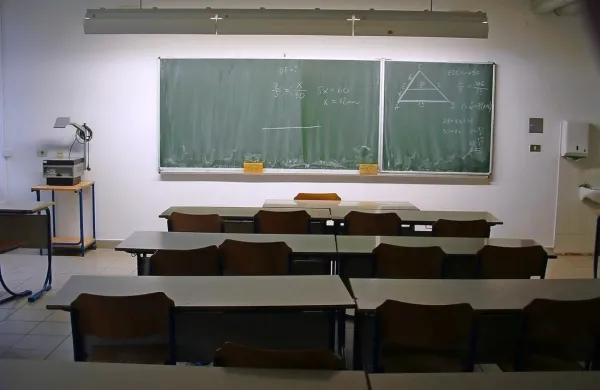 Tudi če bo s 1. septembrom vpeljano šolanje po modelu C, ki 
predvideva kombinacijo pouka v razredu in na daljavo, se dijaki 1. 
letnikov prvih 14 dni ne bodo šolali na daljavo. Dijaki v programih 
nižjega poklicnega izobraževanja pa bodo ves čas v šoli.