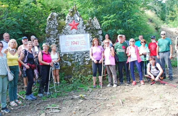 Pohodniki so se ustavili tudi ob spominskem obeležju pri Trebižanih.