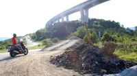 Domačini verjetno niso odvrgli asfalta in betona na kup pod 
viaduktom.
