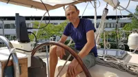 Ivan Golubar še nikoli ni jadral, a pravi, da se je spotoma priučil, 
pri številnih  popravilih na plovilu pa mu je zelo prav prišlo 
inženirsko znanje.
