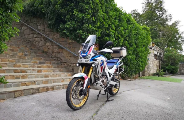 Honda CRF 1100 africa twin adventure sports ostaja pri vrhu 
priljubljenosti enduro potovalnikov. Ni odveč omeniti, da kot 
vsako leto do zdaj Hondini trgovci ob koncu motoristične sezone 
cene ustrezno prilagodijo.