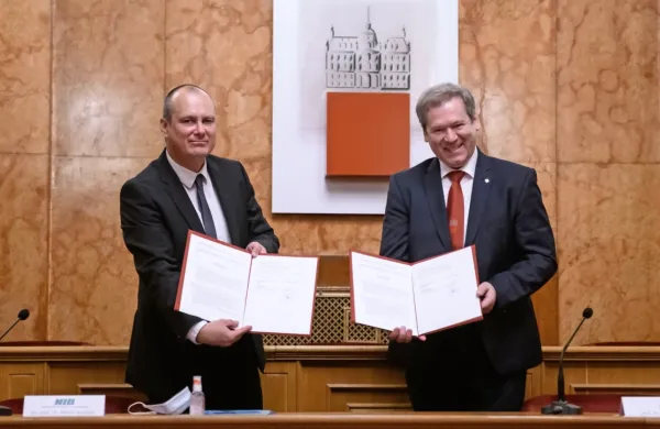 Rektor Igor Papič (desno) in direktor Nacionalnega inštituta za 
biologijo (NIB)  Matjaž Kuntner sta podpisala pogodbo, s katero je 
NIB postal pridruženi član ljubljanske univerze. 