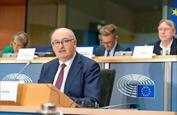 Evropski komisar za trgovino Phil Hogan je odstopil s položaja, 
potem ko se je nanj vsul plaz kritik, ker se je minuli teden na 
Irskem udeležil elitne zabave, na kateri so se kršili ukrepi za 
zajezitev širjenja novega koronavirusa. (Foto vir: Wikipedia)