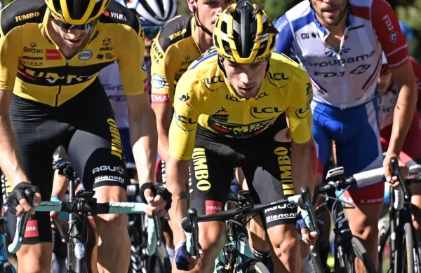 Primoža Rogliča (v sredini) in njegov moštveni kolega Tom 
Dumoulin (levo) bosta glavna aduta Jumba Visme na dirki po 
Franciji. 