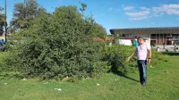 Tomaž Milinkovič kaže, kje ljudje opravljajo svoje potrebe, saj so 
sanitarije na železniški postaji zaklenjene. 