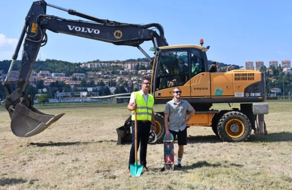 Koprski župan Aleš Bržan in predsednik  Športnega društva Obala 
Riders Aljaž Jerman sta odprla gradbišče za skejt park.