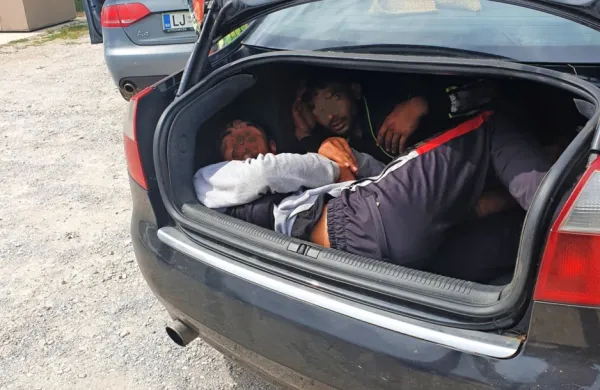 Dva ilegalna migranta iz Pakistana je voznik audija prevažal v 
prtljažniku.