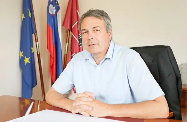 Na slavnostni  seji občinskega sveta bo  sežanski župan David 
Škabar drevi podelil  občinska priznanja.