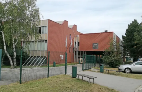 Šolski center Nova Gorica je med največjimi v Sloveniji. V torek 
pričakujejo 2000 dijakov. 