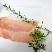 KrasPass Gourmet je v ponudbo vključil več različnih ponudnikov, tudi 
zeliščarje, ki so dokazali, da se pršut dobro počuti tudi v dišeči družbi. 