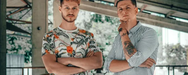  Tomažu Marcu - Tomosu (desno) se je v najnovejši plesni uspešnici kot pevec pridružil Andrej Orel. 