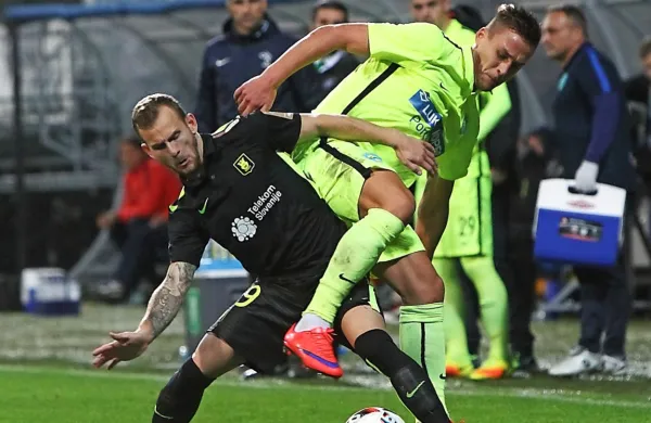 Koper (v rumeno-modrih dresih) in Olimpija sta se v prvenstvu  
zadnjič pomerila v sezoni 2016/17.