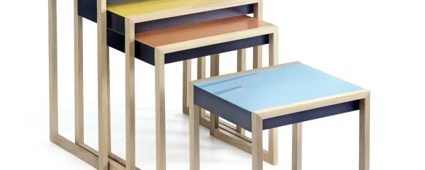 Geometrija barv. Za malo manj kot 1800 evrov lahko pri nemškem 
podjetju Einrichten Design naročite serijo mizic - Bauhaus Nesting 
Tables.