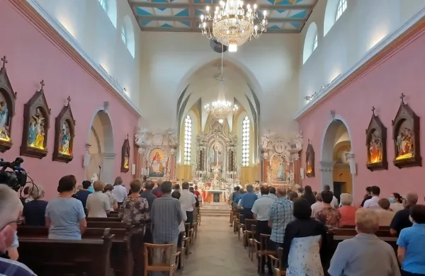 Trnovska cerkev zasijala odznotraj