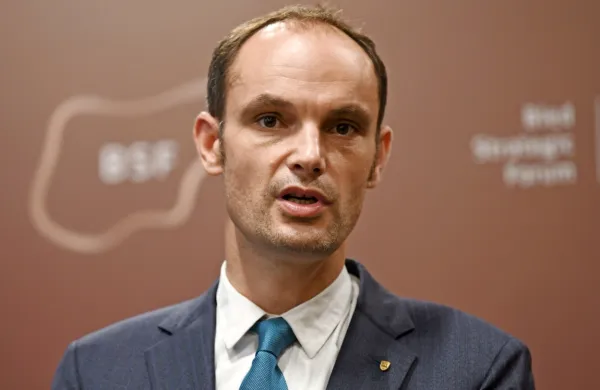 

“Zunanjo politiko Slovenije smo v preteklih petih mesecih spet 
postavili na zemljevid diplomatskega parketa,” je dejal minister 
Anže Logar.

