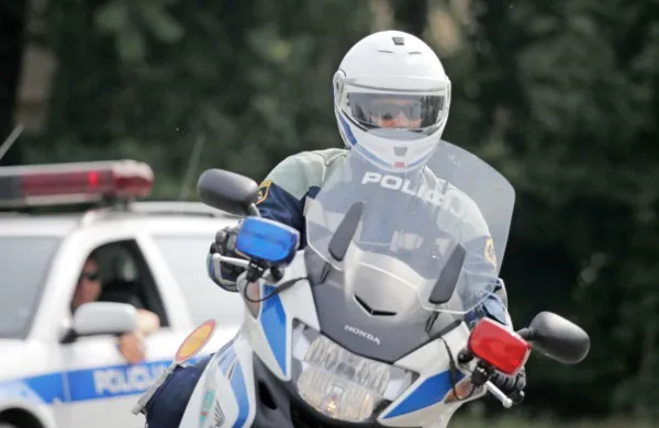 Pri prehitevanju po&scaron;kodoval drugo vozilo in se odpeljal dalje