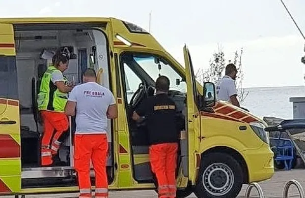 Reševalci so oživljali 78-letno plavalko, a ji ni bilo pomoči.