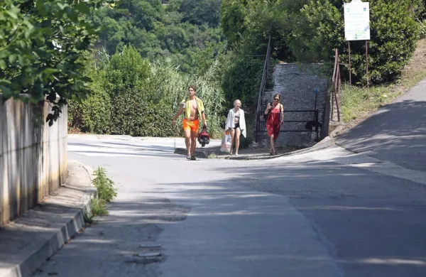 Danes so se začela dela na cestni infrastrukturi na območju od 
parkirne hiše Arze do vhoda v kamp Fiesa.