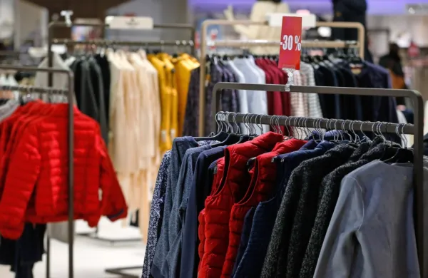 K mesečni deflaciji so največ prispevale nižje cene oblačil in 
obutve.