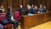 Šest  obtoženih  je  bilo  vse od aretacij  januarja lani do februarja 
letos  v priporu, zdaj pa na začetek sojenja čakajo na prostosti.   