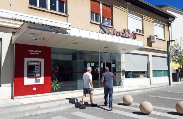 Neznana zamaskirana moška sta v ponedeljek tik pred zaprtjem 
oropala bančno poslovalnico NKBM sredi Dobrovega v Brdih.