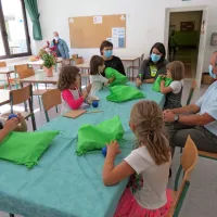 Ministrica Simona Kustec s prvošolkami v Podbrdu. Ob ministrici 
je ravnateljica Polona Kenda, desno še tolminski župan Uroš 
Brežan.