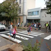 Za varno pot otrok v šolo v Sežani skrbijo tudi prostovoljci.