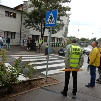 Za varno pot otrok v šolo v Sežani skrbijo tudi prostovoljci.