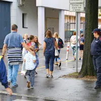 Na poti v šolo nad učenci OŠ Milojke Štrukelj bdijo tudi redarji.