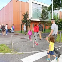 Prvošolci novogoriške  OŠ Ledine gredo v šolo.