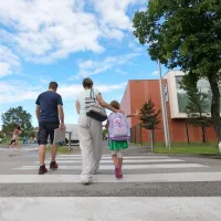 Prvošolci novogoriške OŠ Ledine gredo v šolo.