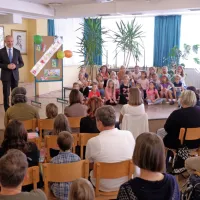 V matično šolo na Mostu na Soči so sprejeli 23 prvošolcev. 
Ravnatelj Ciril Makovec jih je nagovoril, da bo to posebno leto, da 
so nanj pripravljeni in da novi korona virus ne bo predstavljal 
ovire,  temveč je izziv za spreminjanje dosedanjih navad. 