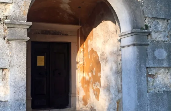 Vhod in notranjost cerkve na Barki kažeta žalostno podobo.