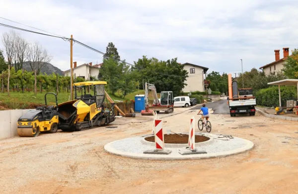 Gradbinci bodo cesto pri &scaron;oli dokončno uredili v tednu dni