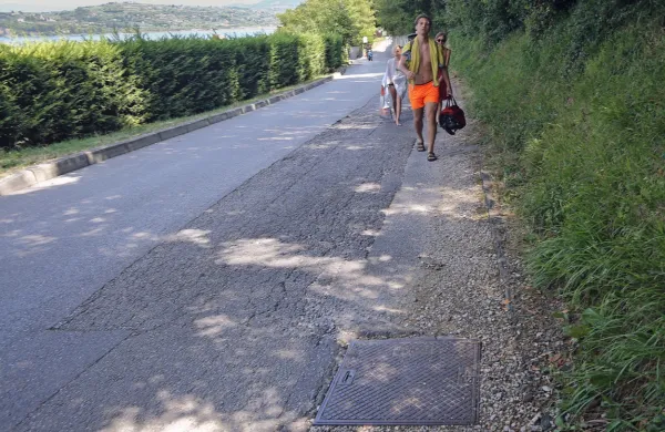 Dotrajano cesto bodo preplastili in ob njej uredili pločnik.