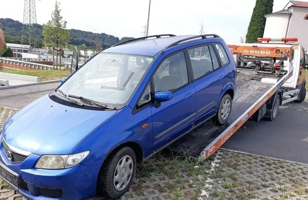 Občina je začela odstranjevati prva zapuščena vozila.  