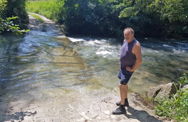 Rajka Stepana zelo moti, da vozniki vozijo čez strugo, saj so bližnje 
parcele in dostopi njegova last.