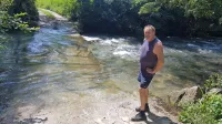 Rajka Stepana zelo moti, da vozniki vozijo čez strugo, saj so bližnje 
parcele in dostopi njegova last.