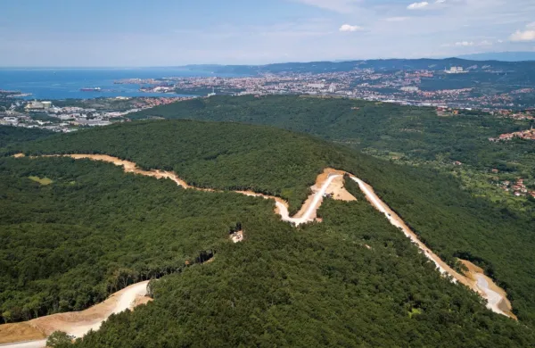 Dostopne ceste do trase drugega tira so že skoraj končane, 
gradbinec za viadukt čez Glinščico Markomark Nival  pa je tudi že 
na terenu. 
