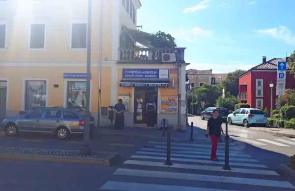 Prostore turistične agencije Bele skale v Izoli so si zjutraj 
ogledovali policisti in kriminalistični tehniki.