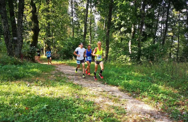 Andrej Mikelj (v modrem)  je  na 10 km strl odpor  Mirka Janjatovića 
(rumeni) in Mateja Jurančiča (beli). Postojnčan Andrej Lindič (za 
vodilno trojico) je bil tudi na koncu četrti.