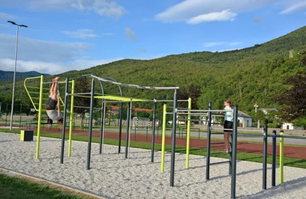 Prenovljeni športni park z novo opremo je razveselil Vipavce in  
uporabnike od drugod. 