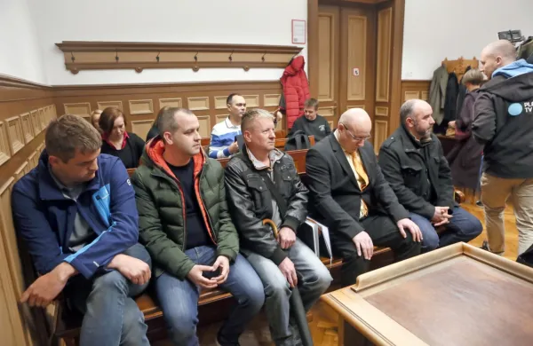 Proti policistom, vpletenim v zasedo ministru Borisu Koprivnikarju,  je tožilstvo vložilo obtožbo (Miha Sakač je drugi z leve).   
Kmalu naj bi se začelo sojenje.  