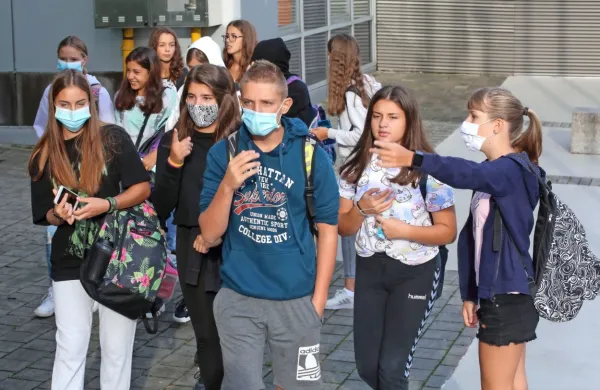 V &scaron;olski torbi tudi maska