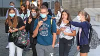 V &scaron;olski torbi tudi maska