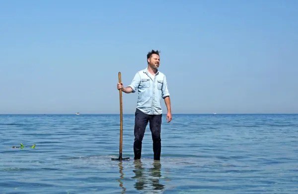 Brad Downey drevi v skladi&scaron;ču soli z razstavo v okviru festivala IZIS