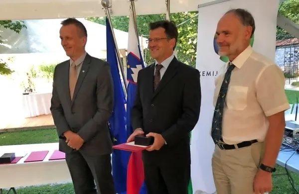 Najpomembnejši nagradi Kemijskega inštituta za izjemne znanstvene dosežke na področju kemije in sorodnih ved sta prejela 
Iztok Arčon (v sredini) z Univerze v Novi Gorici in Urban Bren z 
Univerze v Mariboru.